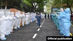 Узбекские врачи провожают на реабилитацию вылечившихся от коронавирусной инфекции пациентов.