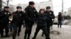Полицейские задерживают Недопекина в День российской Конституции 12 декабря 2015 года 