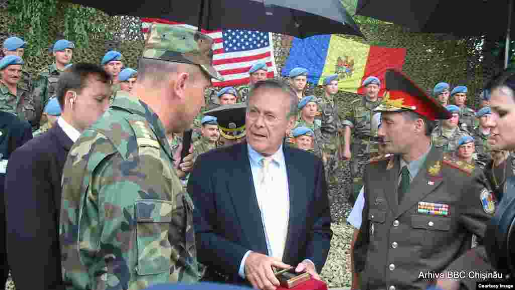 25 iunie 2004, ministrul Apărării al SUA, Donald Rumsfeld, la Chişinău