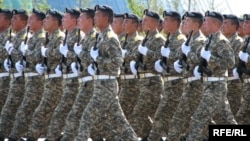 Қазақстан қарулы күштерінің салтанатты шеруіне қатысқан сарбаздар. Астана, 30 тамыз 2009 жыл. (Көрнекі сурет)