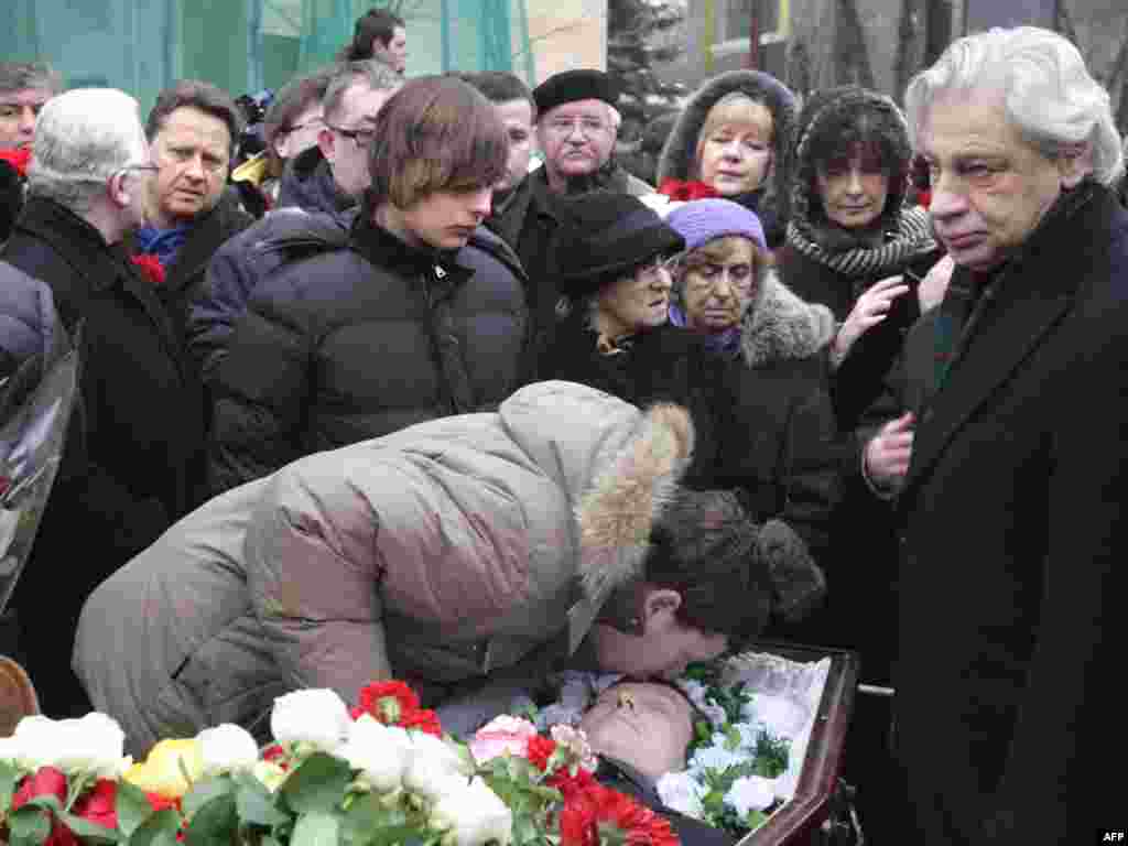 Похороны Станислава Маркелова прошли на Останкинском кладбище. Адвокат Генри Резник (справа).