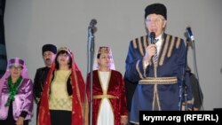 Общее поздравление от караимского общества, крымчаков и крымских татар. Поздравляет председатель АНКОС Евгений Бакал (он же – председатель общества караимов).