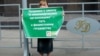 Одиночный пикет активистов партии "Яблоко" против закона о НКО возле Госдумы