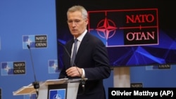 Єнс Столтенберґ нагадав, що НАТО підтримувало Україну, в тому числі зброєю та військовими навчаннями. За його словами, Альянс планує це робити й надалі.
