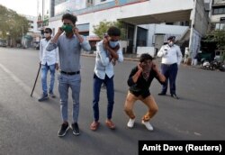 Задержанные полицией за нарушение комендантского часа приседают в наказание. Ахмадабад, Индия, 24 марта 2020 года. Фото: Reuters