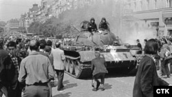 Радянський танк на Вацлавській площі в Празі, серпень 1968 року. Менш як за півроку Ян Палах відійде у вічність на цій же площі