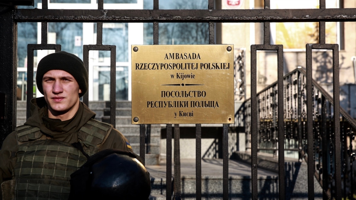 Посольство Польщі не планує змінювати режим роботи через погрози РФ – МЗС