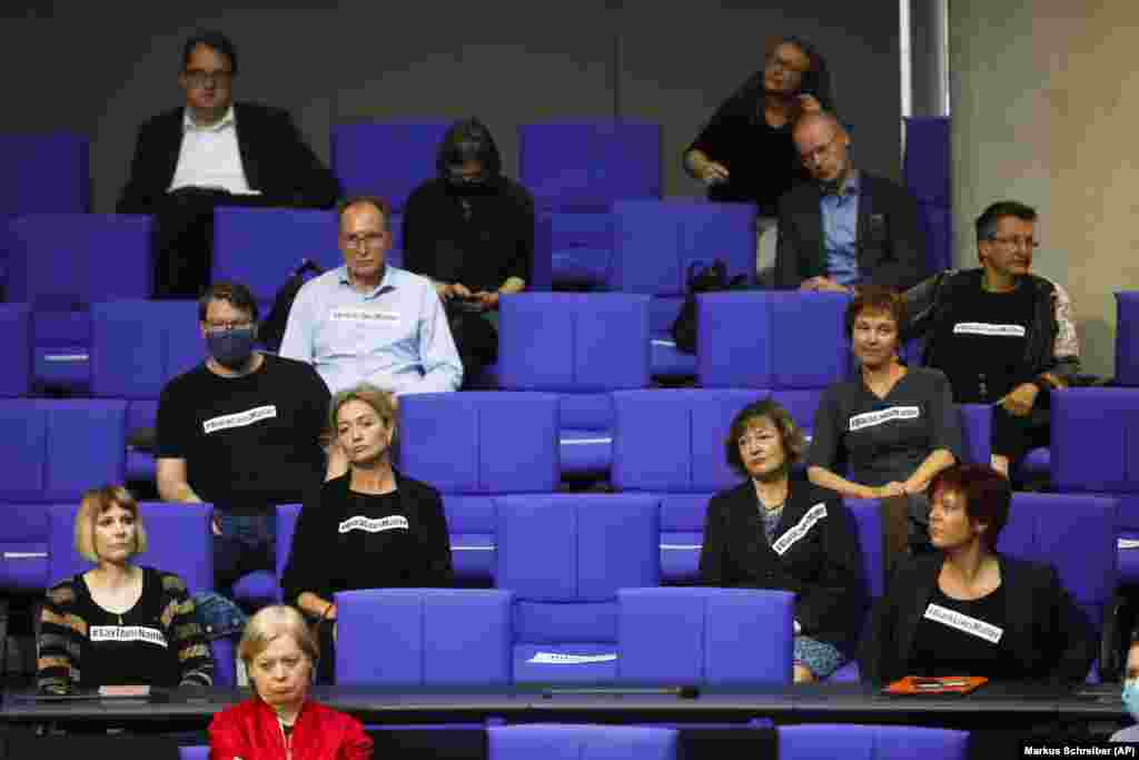 Членови на Левицата во германскиот парламент носат налепници&nbsp; &bdquo;Black Lives Matters&ldquo; за време на говорот на германската канцеларка Ангела Меркел пред самитот на ЕУ и претседателството на Германија во ЕУ во Бундестагот во Берлин