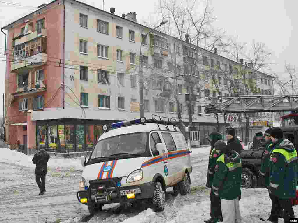 Взрыв газа в жилом доме в Архангельске - Gas blast in Arkhangelsk. ARKHANGELSK, RUSSIA. FEBRUARY 10. An apartment block was partly destroyed after a gas blast, Arkhangelsk. (Photo ITAR-TASS / Alexei Lipnitsky)