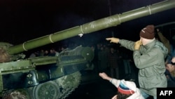 Людзі спрабуюць спыніць танк падчас штурму тэлецэнтру ў Вільні, 13 студзеня 1991