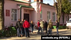 Ілюстрацыйнае фота. Каля суду ў Бабруйску, дзе разглядаліся справы затрыманых за ўдзел у «Маршы недармаедаў». 14 сакавіка 2017 году 