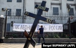 Акцію «Останній день Росії» з могильними хрестами провели 12 червня активісти біля будівлі російського посольства в Україні, коли в РФ відзначають День Росії. Київ, 12 червня 2022 року