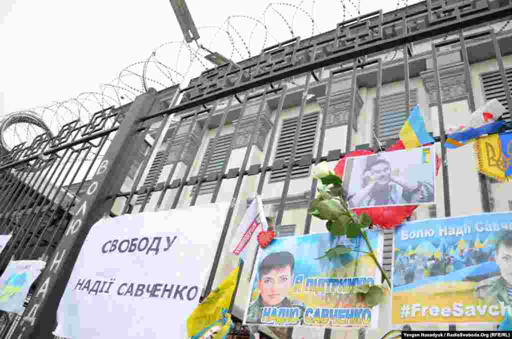 Transparenti i poruke na ogradi ambasade Rusije u Kijevu, 22. mart 2016.