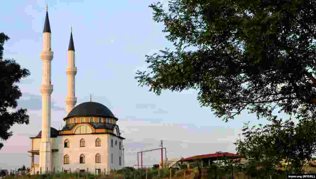 Мечеть Кадыр Джами хорошо видно с трассы через 2-3 км после выезда из Симферополя в сторону Бахчисарая. Тогда, летом 2016 года, там еще проводились отделочные работы