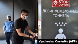 Посетитель торгового центра в Бишкеке.

