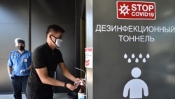 Бішкектің сауда орталығына келген адам антисептик пайдаланып тұр. Көрнекі сурет.