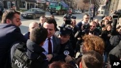 Deputeti Albin Kurti gjatë arrestimit të premten.