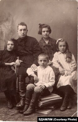Кузьма Чорны зь першай жонкай Ідай Чырвань, сёстрамі й братам. Канец 1925 г. З фондаў БДАМЛМ.