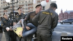 Полиция задерживала 5 июня протестующих против законопроекта о митингах у здания Госдумы