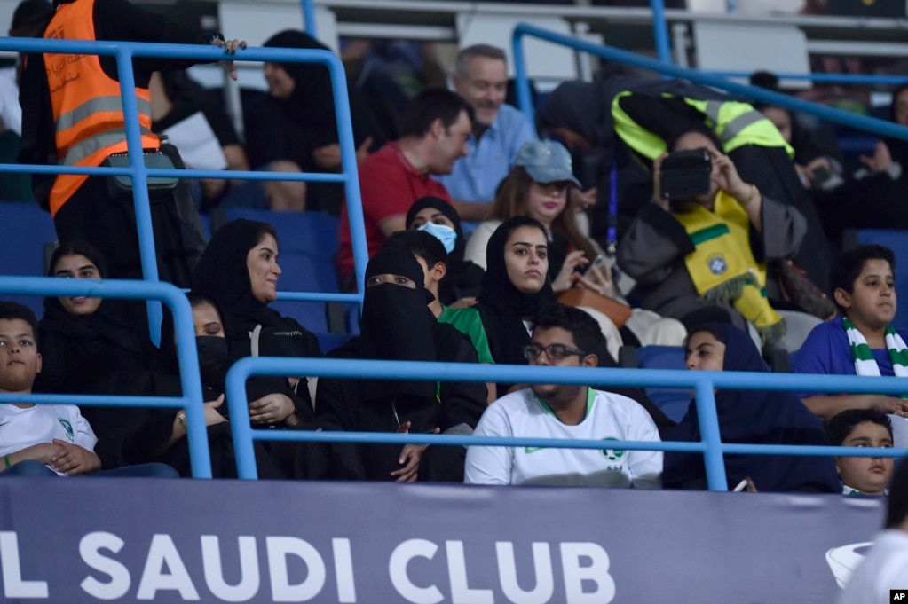 حضور زنان سعودی در استادیوم دانشگاه ملک سعود در جریان بازی دوستانه عربستان و برزیل در پاییز سال گذشته