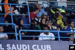 حضور زنان سعودی در استادیوم دانشگاه ملک سعود در جریان بازی دوستانه عربستان و برزیل در پاییز سال گذشته