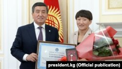 Сооронбай Жээнбеков вручил Айсулуу Тыныбековой сертификат на трехкомнатную квартиру в Бишкеке. Сентябрь 2019 года. 