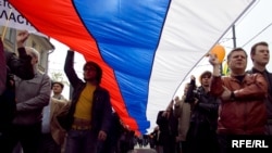 Российский закон позволяет гражданам беспрепятственно носить государственный флаг
