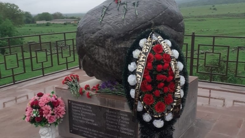 В Северной Осетии установили памятник ушедшим на фронт девятиклассникам
