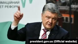 «Коли ви прийдете на дільниці, не думайте про Зеленського, і про Порошенка теж не думайте» – Порошенко