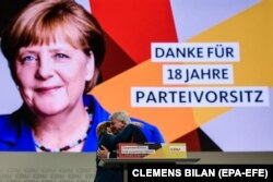 Так прощались с Меркель. 2018 год: Ангела Меркель, еще оставаясь канцлером, уходит с поста председателя ХДС. Надпись на плакате: "Спасибо за 18 лет партийного лидерства"