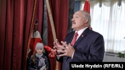 Лукашэнка адказвае на пытаньні журналістаў пасьля галасаваньня ў Менску, 17 лістапада