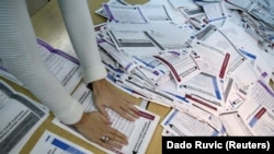 Izborna komisija broji glasove nakon općih izbora u BiH, oktobar 2018. godine. 