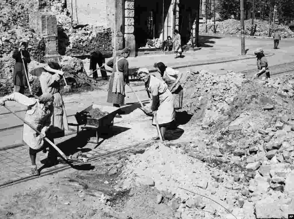 Работници в съветския сектор на Берлин премахват барикадите на 11 май, 1949 г. Блокадата не постига целите си и това кара съветското ръководство да отвори отново пътищата по земя между Берлин и Западна Германия. "Въздушният мост" продължава до края на септември, за да бъдат запълнени запасите с гориво, храна и лекарства в случай на нова блокада. 