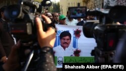 Pakistani journalists shout slogans during a protest against the killing of journalist Aziz Memon in the southern seaport city of Karachi on February 17