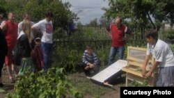 Школьники и дачники испытывают солнечные установки. Темиртау, 2012 год.