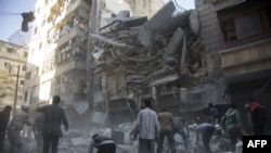 На месте разрушений после авиаударов в сирийском городе Алеппо.