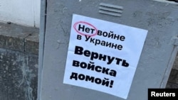 Антивоенные наклейки в Москве