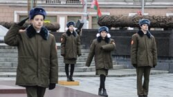 Вучні стаяць на варце каля Вечнага агню, Менск, 6 лістапада 2015 году