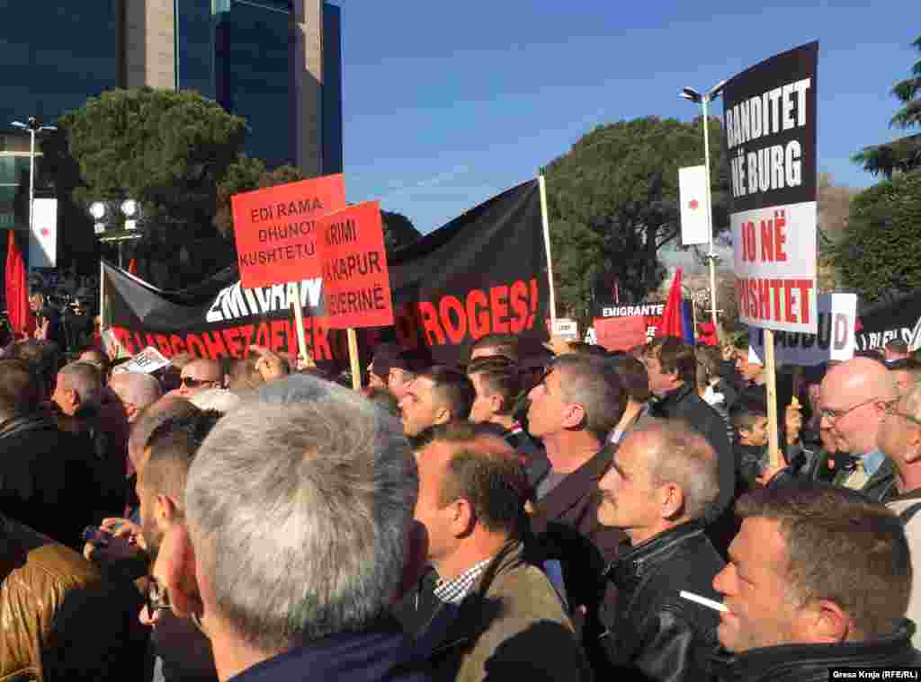 &quot;Banditët në burg, jo në pushtet&quot; - një nga pankartat që mbanin protestuesit.