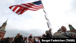 Moskvada paradda ABŞ bayrağı dalğalanır, 2017-ci il