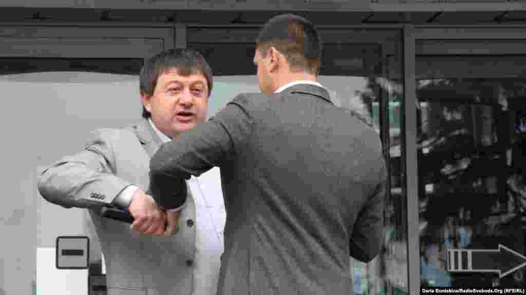 Депутати перед початком сесії на мітингу б’ються за мікрофон