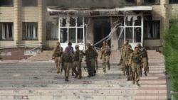 Бойцы АТО покидают горсовет Торецка после боя, 21 июля 2014 года