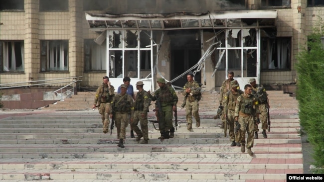Бойцы АТО покидают горсовет Торецка после боя, 21 июля 2014 года