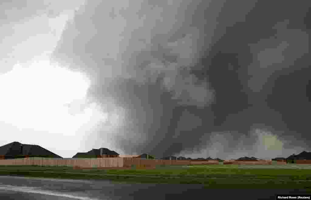 A tornado with winds of up to 200 miles per hour (320 kph) approaches the town of Moore on May 20.