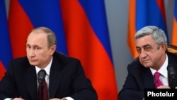 Armenia - President Serzh Sarkisian and his visiting Russian counterpart Vladimir Putin at a joint news conference in Yerevan, 2Dec2013.