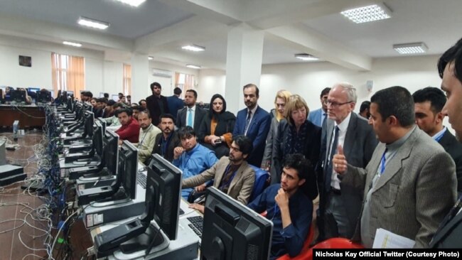 نیکلاس کی نماینده غیرنظامی ناتو در افغانستان، در حال بازدیید از کار کمیسیون مستقل انتخابات