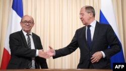 Russian Foreign Minister Sergei Lavrov (right) with his French counterpart, Jean-Yves Le Drian (file photo)