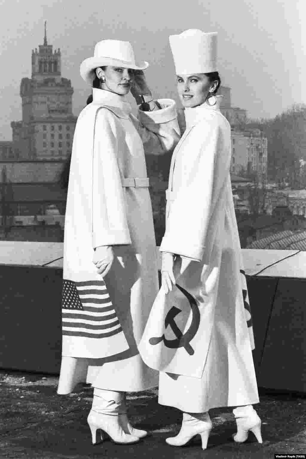 “Friendship models” in Kansas City wearing politicized outfits ahead of a meeting between Soviet and U.S. leaders Mikhail Gorbachev and Ronald Reagan in 1988. 