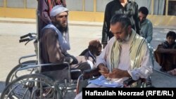 دو تن از معلولین افغان