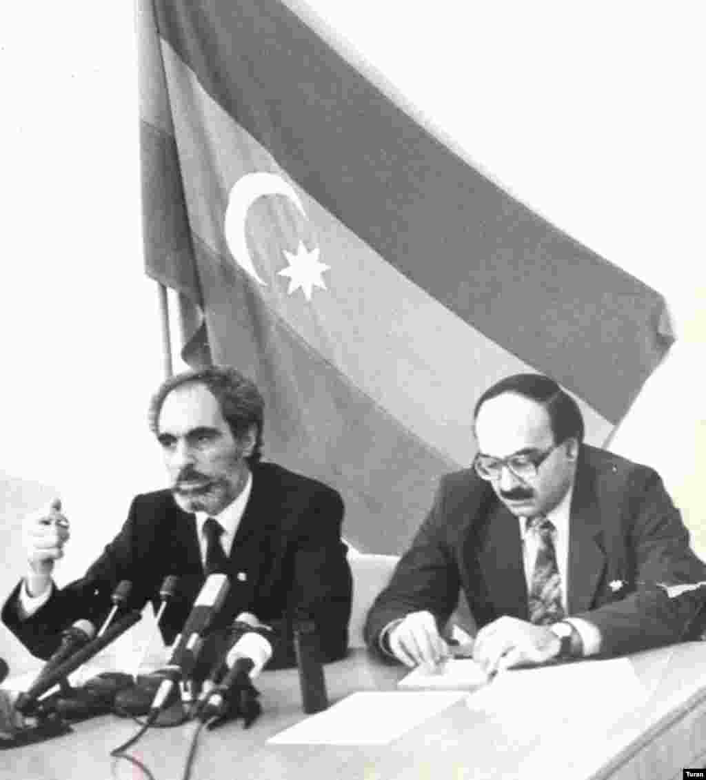 Əbülfəz Elçibəy və Nəcəf Nəcəfov mətbuat konfransında